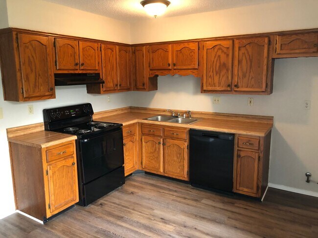Building Photo - ****JUST REDUCED*****3424 Laurelwood Dr Ho...