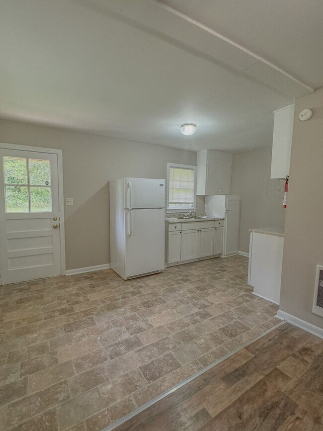 Building Photo - TN-120 Hadley
