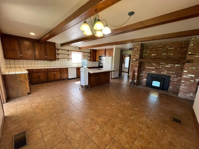 Building Photo - Beautiful Country Home with Solar!