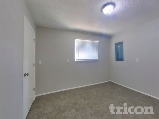 Building Photo - 1725 Hiawatha Dr NE