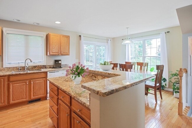 Building Photo - 77 Buttercup Ln