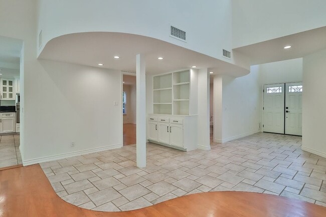 Building Photo - 2086 Glastonbury Rd