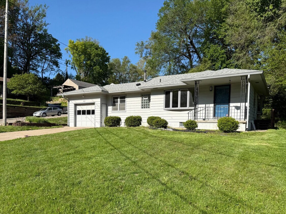 Foto del edificio - 3 Bed Home with Fireplace Den, Covered Patio & Bonus Living Space