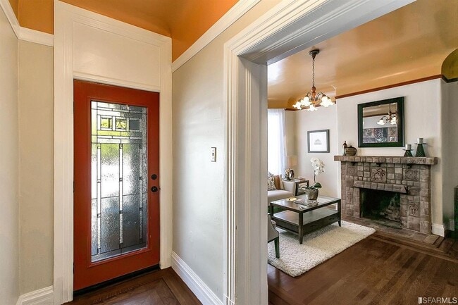 Building Photo - Amazing Cow Hollow 3 bedroom Condo w/remodeled kitchen, hardwood floors and lots of light!