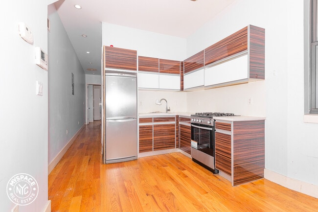 Building Photo - 490 Kosciuszko St