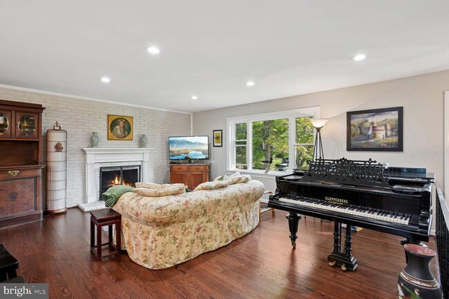 Building Photo - 6542 Hitt Ave