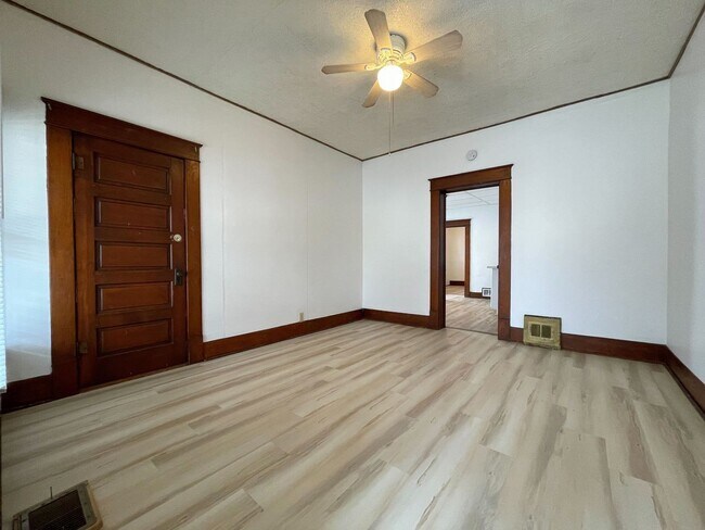 Foto del edificio - 109 E 5th