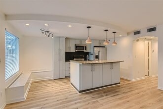 Building Photo - 41 Waller St