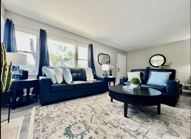 Foto del edificio - New Pool! Just vibes by the pool. Fully fenced yard