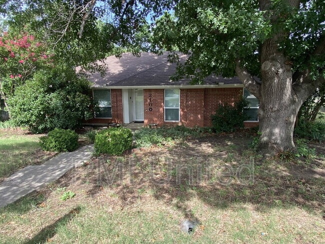 Building Photo - 2100 Camellia St