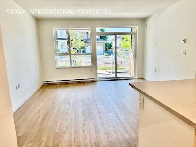 Photo du bâtiment - Bright 3 Bed 2 Bath Corner Unit in Burquitlam