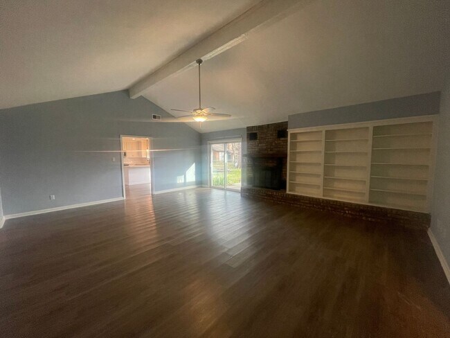 Foto del edificio - A Must See! Gorgeous Brick House Located I...