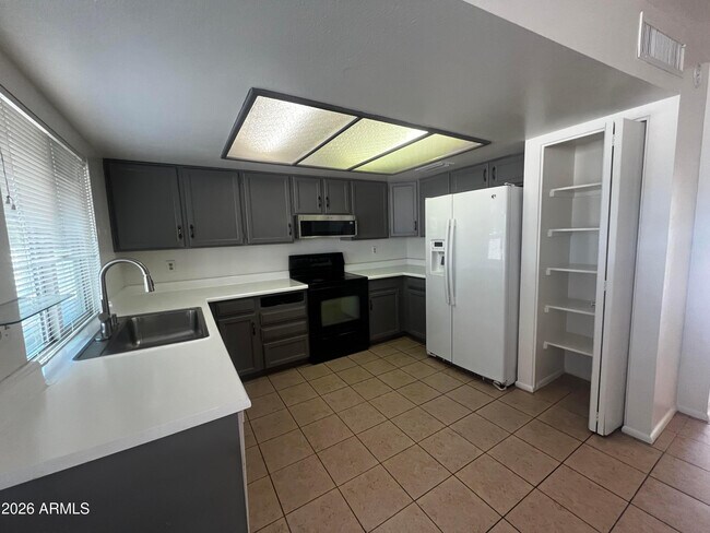 Foto del edificio - 1550 W Knowles Ave