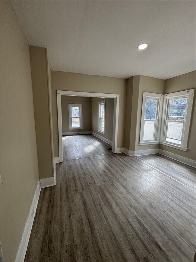 Foto del edificio - 373-375-375 Diven Ave