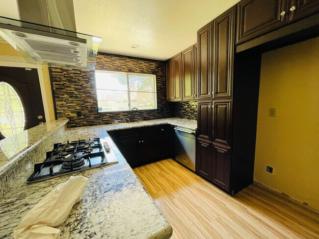 Building Photo - Coming soon! 3 bed, 2 Bath in centrally located community of Redlands