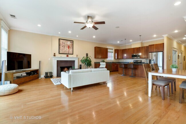 Building Photo - 3820 N Greenview Ave