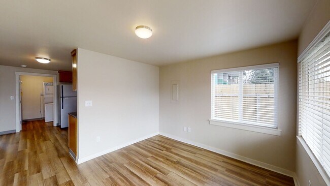 Foto del edificio - Charming 2 Bedroom Duplex - Granite Counters, Plank Flooring, Fully Fenced, Storage Shed!