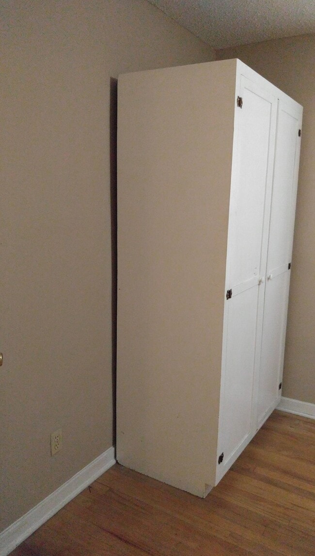 armario del segundo dormitorio - 455 39th Ave N