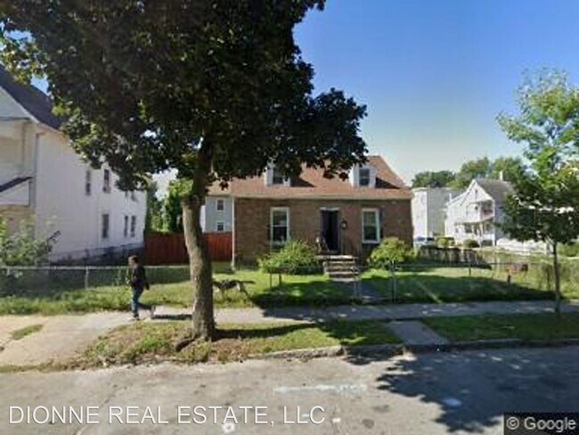Building Photo - 3 br, 1.5 bath House - 182 Massasoit St