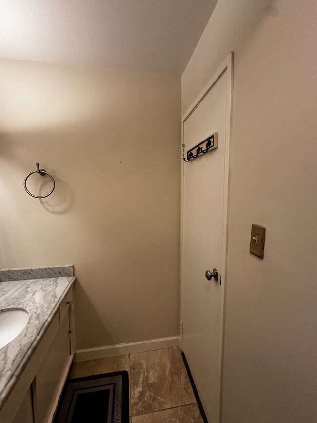 Building Photo - 932 Peninsula Ave