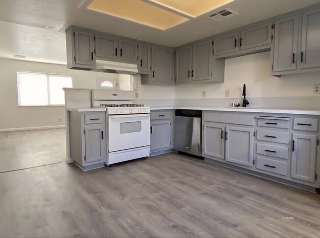 Building Photo - 1016 W Atkins Ave