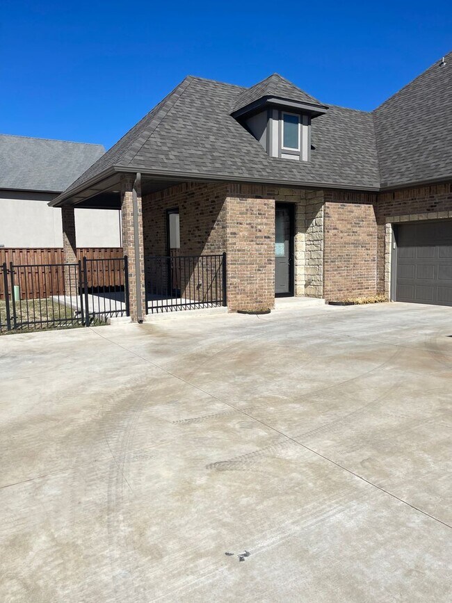 Building Photo - 3 bed 2.5 bath home in gated community The...