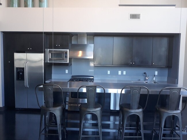 Building Photo - MOVE IN READY  Fully Furnished **Gorgeous ...