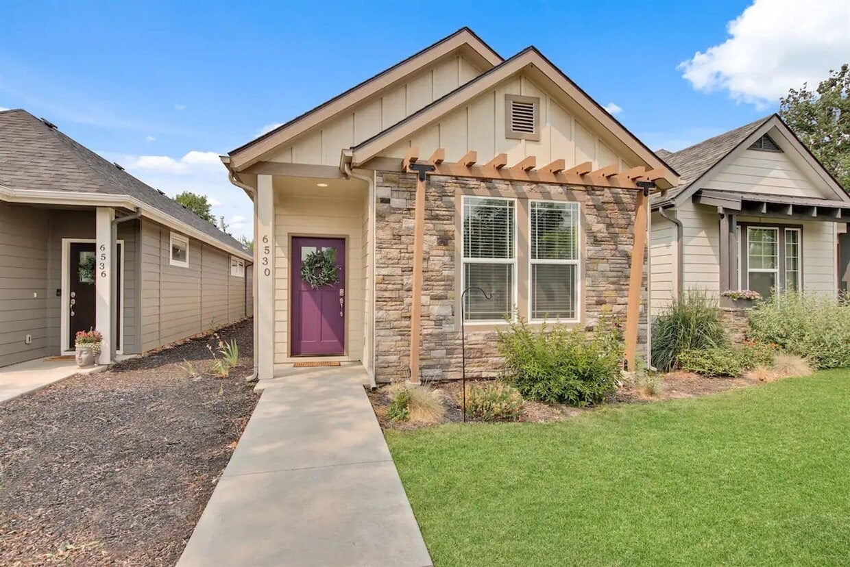 Primary Photo - Beautiful 3 bedroom Single Level Home _ Pe...