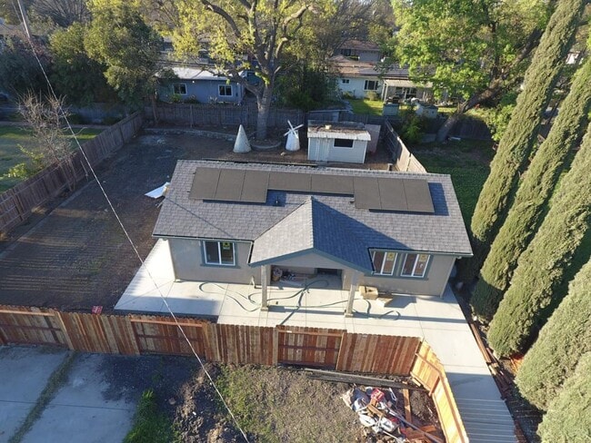 Building Photo - 211 W Norwich Dr