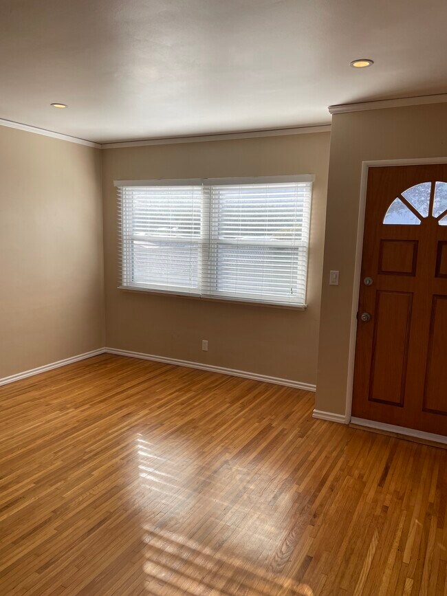 entrada a la sala de estar - 1800 Green Ln