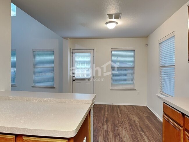 Foto del edificio - 1036 Cove Hollow Dr