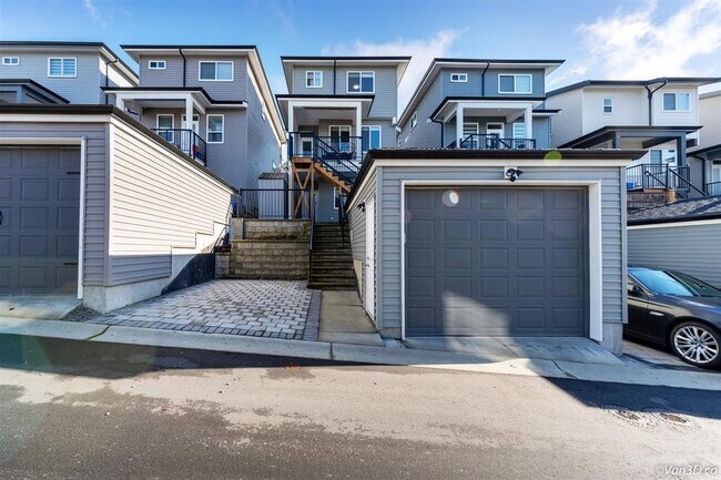 Photo du bâtiment - luxurious 3-bed, 2-bath Upper suite in Map...