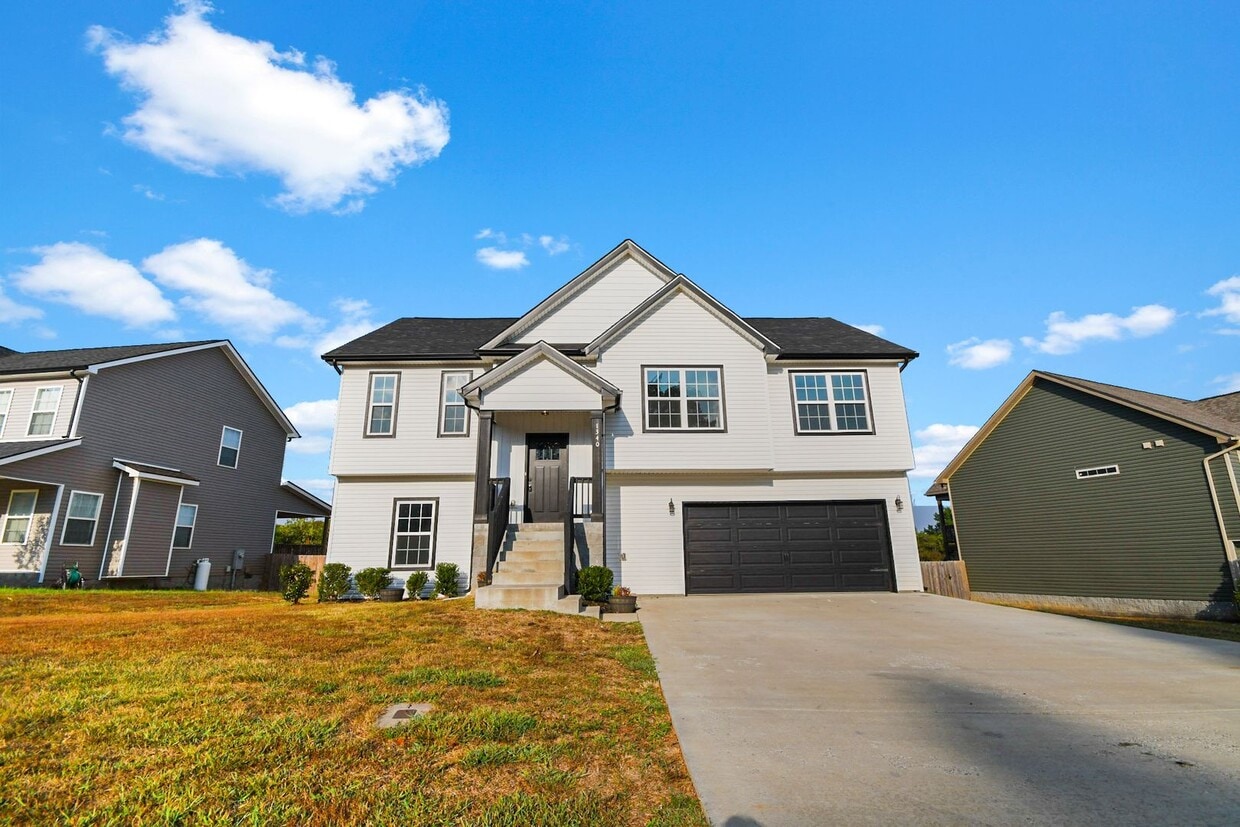 Primary Photo - Pet Friendly Four Bedroom with Basement!
