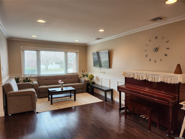 Foto del edificio - 1107 Maple Ln