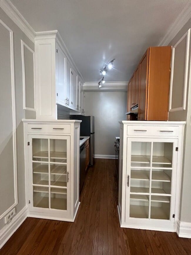 Building Photo - One Bedroom/One Bath in Historic Building ~ Heat Included ~ Cats Welcome