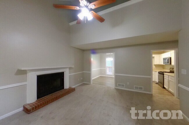 Foto del edificio - 2796 Mountbery Dr