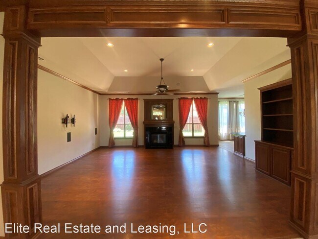 Building Photo - 4 br, 3.5 bath House - 16804 BRADBURY CIRCLE