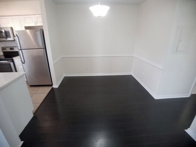 Building Photo - For Rent 1/1 beautiful remodeled condo in ...