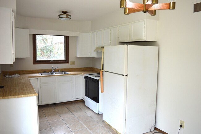 Foto del edificio - 2646 Osmundsen Rd