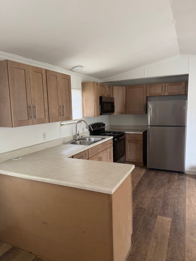 Foto del edificio - 7555 R H Rd