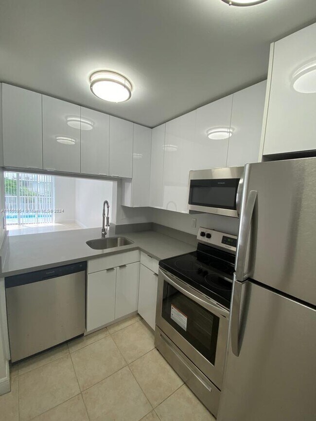 Foto del edificio - 488 NW 165th St