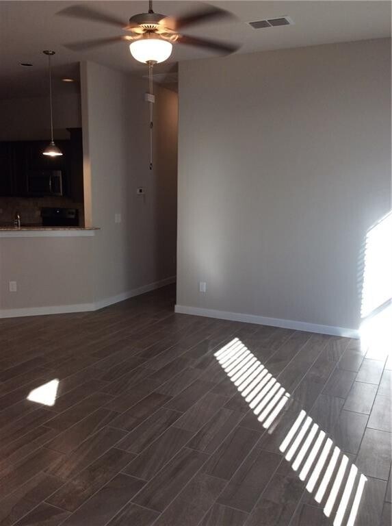 Foto del edificio - LUXURY TOWNHOME LOCATED IN BASTROP, TEXAS ...