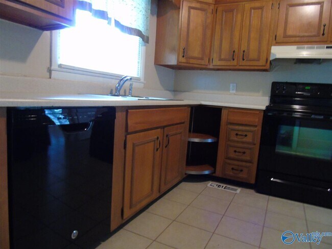 Building Photo - 702 Graycroft Dr SW