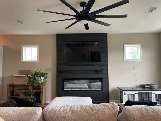 Foto del edificio - Luxury New Construction Townhome in Lime Spring Village 3 Bedroom 2.5 Bathroom