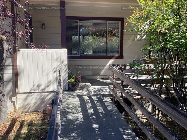 Foto del edificio - Spacious & cheerfully bright large single-level 2 bedroom in downtown Sebastopol