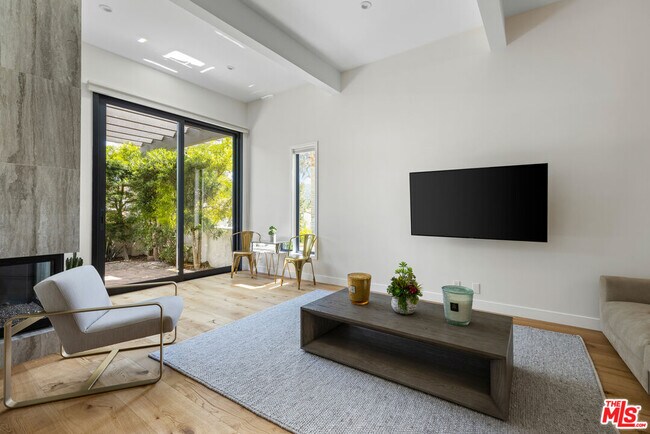 Foto del edificio - 1549 Palisades Dr