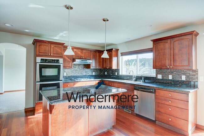 Building Photo - Spacious 4 bedroom 2.5 bathroom