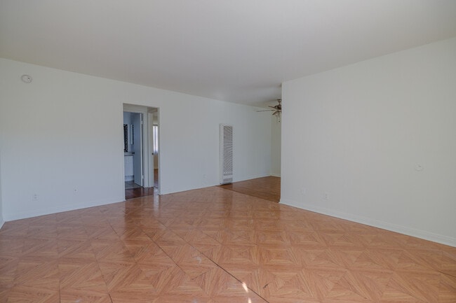 Foto del edificio - 8800 Cedros Ave