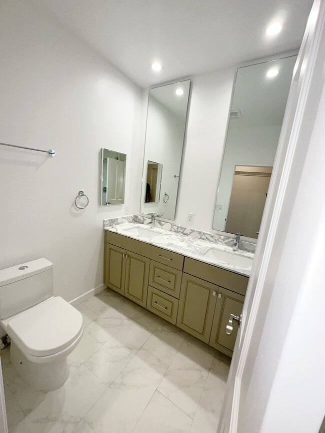 Building Photo - 230 S. Hamilton