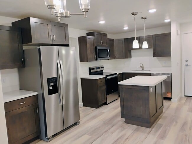 Building Photo - 1032 E 400 S